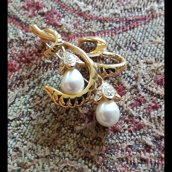 MONET Pearl Rhinestone Flower Brooch - Picture 5 of 16